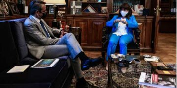 Aπάντηση του πρωθυπουργού στους αντιεμβολιαστές με το άρθρο 25 του Συντάγματος