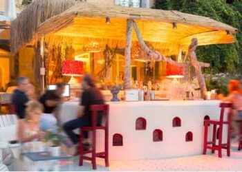 Μύκονος: Μπόνους 150 ευρώ στους εργαζόμενους που εμβολιάζονται δίνουν οι επιχειρηματίες