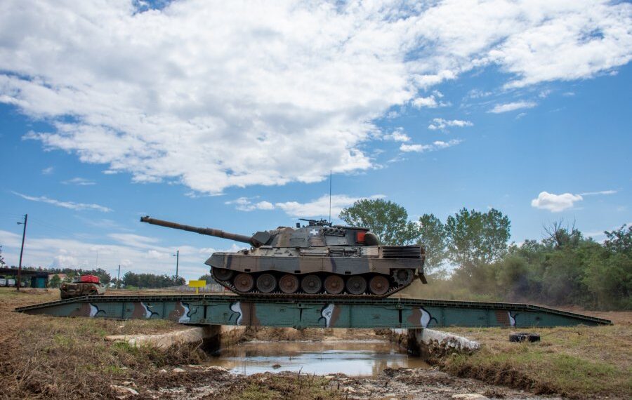 Πέντε μέρες άδεια στον στρατό για όσους εμβολιάζονται