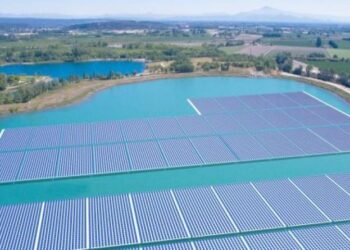 Στα πλωτά φωτοβολταϊκά επενδύει η “πράσινη” ΔΕΗ