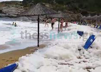 Πλημμύρισε «αφρούς» παραλία στη Χαλκιδική -Απίστευτες εικόνες, η εξήγηση των ειδικών [βίντεο]
