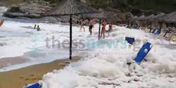 Πλημμύρισε «αφρούς» παραλία στη Χαλκιδική -Απίστευτες εικόνες, η εξήγηση των ειδικών [βίντεο]