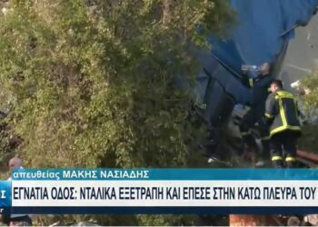 Προσπάθειες απεγκλωβισμού του οδηγού της νταλίκας που εξετράπη στην Εγνατία Οδό – Η ζωντανή σύνδεση της ΕΡΤ από το σημείο