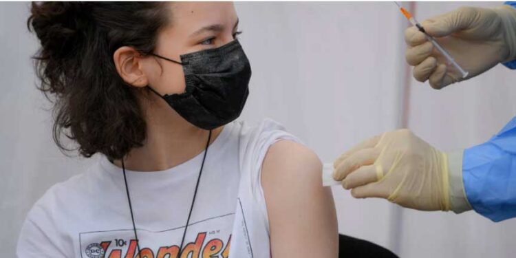 Ξεκινά ο εθελοντικός εμβολιασμός εφήβων 15-17 ετών με mRNA εμβόλια -Ανοίγει η πλατφόρμα