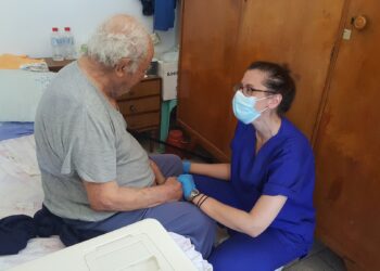 Ο πρώτος κατ’ οίκον εμβολιασμός έγινε σε 93χρονο στην Κρήτη