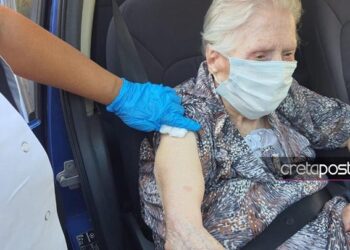 Εμβολιάστηκε γιαγιά 100 ετών στο Ηράκλειο – Ο συγκλονιστικός διάλογος με τον γιατρό
