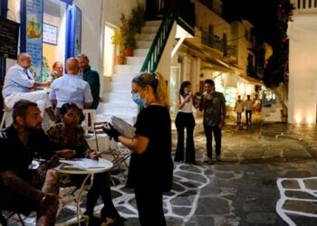 «Μοντέλο Μυκόνου» και σε Πάρο, Ίο, Σαντορίνη, Κρήτη; – Ποια νέα οριζόντια μέτρα έρχονται στον τουρισμό