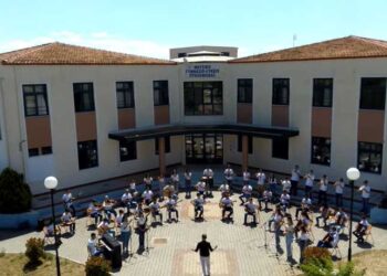 Οι μαθητές του Μουσικού Σχολείου Πτολεμαΐδας τραγουδούν-παίζουν μουσική του Μανώλη Χιώτη σε ένα πολύ όμορφο VIDEO