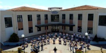 Οι μαθητές του Μουσικού Σχολείου Πτολεμαΐδας τραγουδούν-παίζουν μουσική του Μανώλη Χιώτη σε ένα πολύ όμορφο VIDEO