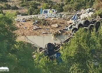 Aνατροπή νταλίκας πριν τα διόδια Πολυμύλου Κοζάνης– Σε εξέλιξη επιχείρηση απεγκλωβισμού του οδηγού