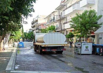 Πλύσιμο της Οδού Νοσοκομείου στην πόλη της Πτολεμαΐδας (τώρα) (της Κούλας Πουλασιχίδου)