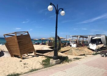 Μίνι ανεμοστρόβιλος σε παραλία της Χαλκιδικής: Αναποδογύρισαν ομπρέλες, ξαπλώστρες -2 τραυματίες