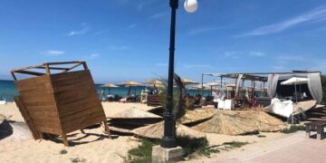 Μίνι ανεμοστρόβιλος σε παραλία της Χαλκιδικής: Αναποδογύρισαν ομπρέλες, ξαπλώστρες -2 τραυματίες