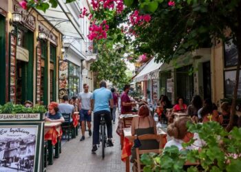 Εστίαση – διασκέδαση: Τι ισχύει για τις οικογένειες έως το τέλος του καλοκαιριού