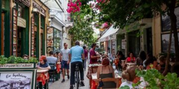 Εστίαση – διασκέδαση: Τι ισχύει για τις οικογένειες έως το τέλος του καλοκαιριού