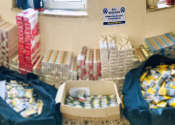 Σύλληψη τριών ατόμων στην Πτολεμαΐδα για παράνομη πώληση τσιγάρων και καπνού. Βρέθηκαν και κατασχέθηκαν   4.409- πακέτα αφορολόγητων τσιγάρων και -54- κιλά και -900- γραμμάρια αδασμολόγητου καπνού