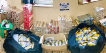 Σύλληψη τριών ατόμων στην Πτολεμαΐδα για παράνομη πώληση τσιγάρων και καπνού. Βρέθηκαν και κατασχέθηκαν   4.409- πακέτα αφορολόγητων τσιγάρων και -54- κιλά και -900- γραμμάρια αδασμολόγητου καπνού