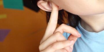 Πώς βγαίνει το νερό από το αυτί: 6 εύκολοι τρόποι