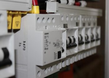 ΡΑΕ: Τέλος το πάγιο στους λογαριασμούς ρεύματος και οι ρήτρες αποχώρησης