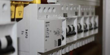 ΡΑΕ: Τέλος το πάγιο στους λογαριασμούς ρεύματος και οι ρήτρες αποχώρησης