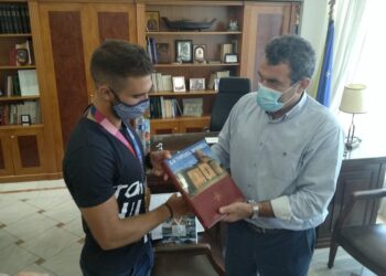 Ο Χρυσός Ολυμπιονίκης Στέφανος Ντούσκος στον Αντιπεριφερειάρχη Καστοριάς  Δημήτρη Σαββόπουλο