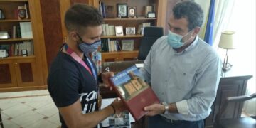 Ο Χρυσός Ολυμπιονίκης Στέφανος Ντούσκος στον Αντιπεριφερειάρχη Καστοριάς  Δημήτρη Σαββόπουλο