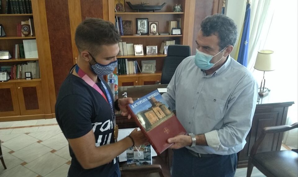 Ο Χρυσός Ολυμπιονίκης Στέφανος Ντούσκος στον Αντιπεριφερειάρχη Καστοριάς  Δημήτρη Σαββόπουλο