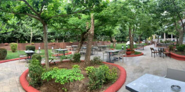 Ο κήπος του Ξενοδοχείου Παντελίδης αποτελεί μια όαση δροσιάς στην πόλη της Πτολεμαΐδας