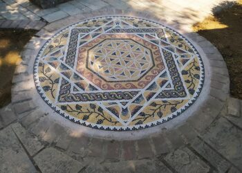 Πανέμορφο ψηφιδωτό έργο εμπνευσμένο από την αρχαία, τη βυζαντινή και τη νεότερη ιστορία της Αιανής τοποθετήθηκε στην πλατεία