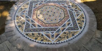 Πανέμορφο ψηφιδωτό έργο εμπνευσμένο από την αρχαία, τη βυζαντινή και τη νεότερη ιστορία της Αιανής τοποθετήθηκε στην πλατεία