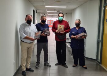 Δωρεά εικόνες αγίων από πολίτη στο παιδιατρικό τμήμα του Μποδοσάκειου