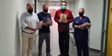 Δωρεά εικόνες αγίων από πολίτη στο παιδιατρικό τμήμα του Μποδοσάκειου