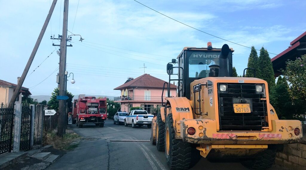Για δεύτερη ημέρα οι δυνάμεις της Πολιτικής Προστασίας του Δήμου Γρεβενών στην πυρκαγιά των Βεντζίων