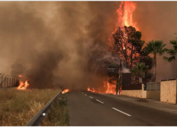 Εγκλωβισμένοι αστυνομικοί και πυροσβέστες στην Βαρυμπόμπη – Επιχείρηση διάσωσης με ελικόπτερα