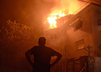 Ώρα 3:44: Νύχτα εφιάλτης σε Βαρυμπόμπη, Τατόι, Θρακομακεδόνες: Εκκενώθηκε τμήμα του Κρυονερίου