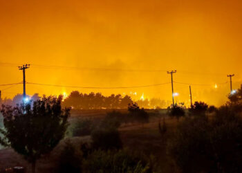 Φωτιά στην Ευβοια: Εκκενώνονται οι Κεχριές στην Αγία Άννα -Απομακρύνθηκαν κάτοικοι σε άλλα δύο χωριά