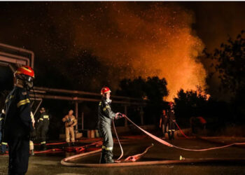 Μαύρη νύχτα για Βαρυμπόμπη και Θρακομακεδόνες: Οι φλόγες μπήκαν στους οικισμούς, απειλούν σπίτια