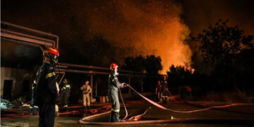 Μαύρη νύχτα για Βαρυμπόμπη και Θρακομακεδόνες: Οι φλόγες μπήκαν στους οικισμούς, απειλούν σπίτια