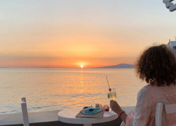 Κορωνοϊός: Ανησυχία για την επιστροφή από τα νησιά -Καμπανάκι για Δεκαπενταύγουστο και αύξηση κρουσμάτων