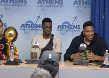 Ο Αντετοκούνμπο ήρθε στην Αθήνα και έφερε μαζί του το τρόπαιο του NBA! «Θα το πάμε στα Σεπόλια, παντού»