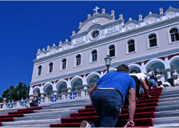 Δεκαπενταύγουστος: Η Ελλάδα γιορτάζει σήμερα την Κοίμηση της Θεοτόκου – Αυστηρά μέτρα στις εκκλησίες