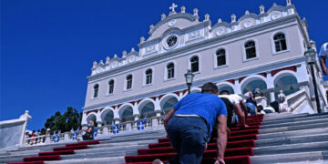 Δεκαπενταύγουστος: Η Ελλάδα γιορτάζει σήμερα την Κοίμηση της Θεοτόκου – Αυστηρά μέτρα στις εκκλησίες