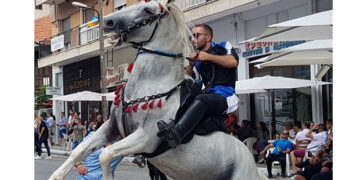Σιάτιστα: Η παρέλαση των καβαλάρηδων της Παναγιάς