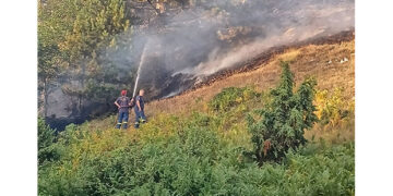 Σε εξέλιξη δυνατή φωτιά πάνω από τον Πεντάλοφο
