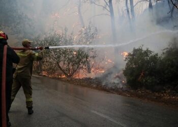 Αναζωπύρωση στη Βαρυμπόμπη σε τρία μέτωπα – Μήνυμα του 112 για εκκενώσεις σε Ιπποκράτειο Πολιτεία και Δροσοπηγή – Δείτε live