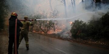 Αναζωπύρωση στη Βαρυμπόμπη σε τρία μέτωπα – Μήνυμα του 112 για εκκενώσεις σε Ιπποκράτειο Πολιτεία και Δροσοπηγή – Δείτε live