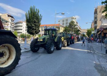 Αναχώρησε για Περιφέρεια το “κομβόι” των τρακτέρ με τους κτηνοτρόφους-αγρότες που διαμαρτύρονται για την εγκατάσταση φωτοβολταϊκών-VIDEO