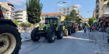 Αναχώρησε για Περιφέρεια το “κομβόι” των τρακτέρ με τους κτηνοτρόφους-αγρότες που διαμαρτύρονται για την εγκατάσταση φωτοβολταϊκών-VIDEO