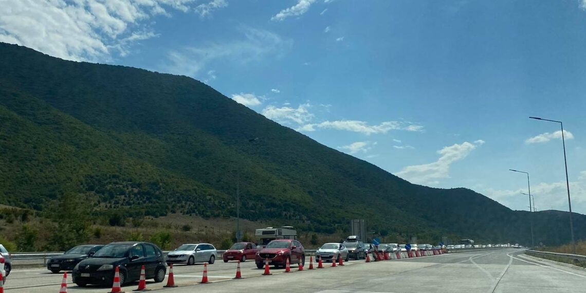 Διόδια Σιάτιστας: Η συνήθεια που έγινε… “λατρεία”- Τεράστιες ουρές αυτοκινήτων