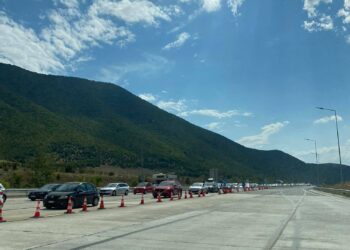 Διόδια Σιάτιστας: Η συνήθεια που έγινε… “λατρεία”- Τεράστιες ουρές αυτοκινήτων